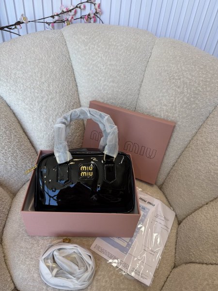 حقيبة miu miu حجم 22سم كواليتي جداً عالية شاملة العلبة
