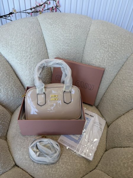 حقيبة miu miu حجم 22سم كواليتي جداً عالية شاملة العلبة