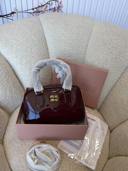 حقيبة miu miu حجم 22سم كواليتي جداً عالية شاملة العلبة