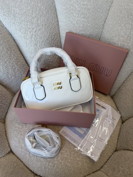 حقيبة miu miu حجم 22سم كواليتي جداً عالية شاملة العلبة