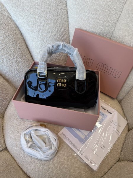 حقيبة miu miu حجم 22سم كواليتي جداً عالية شاملة العلبة