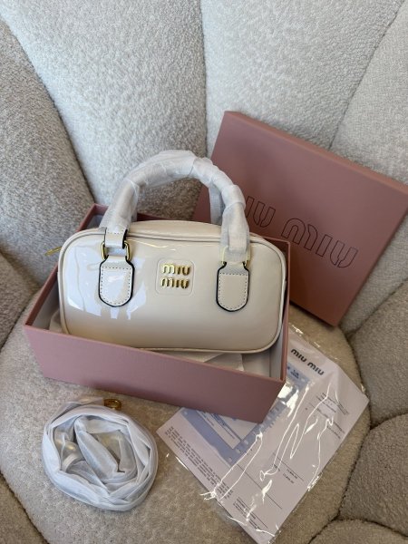 حقيبة miu miu حجم 22سم كواليتي جداً عالية شاملة العلبة