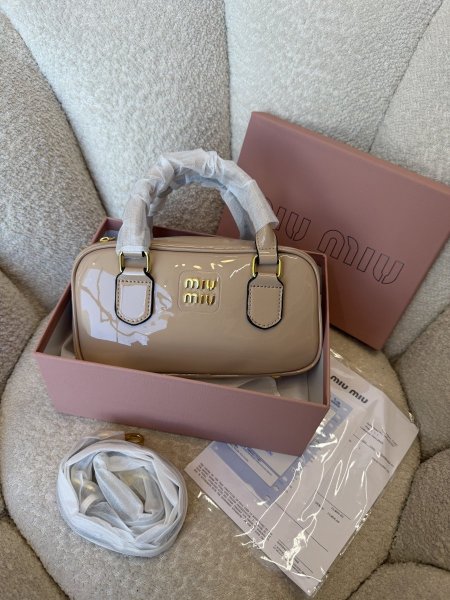 حقيبة miu miu حجم 22سم كواليتي جداً عالية شاملة العلبة
