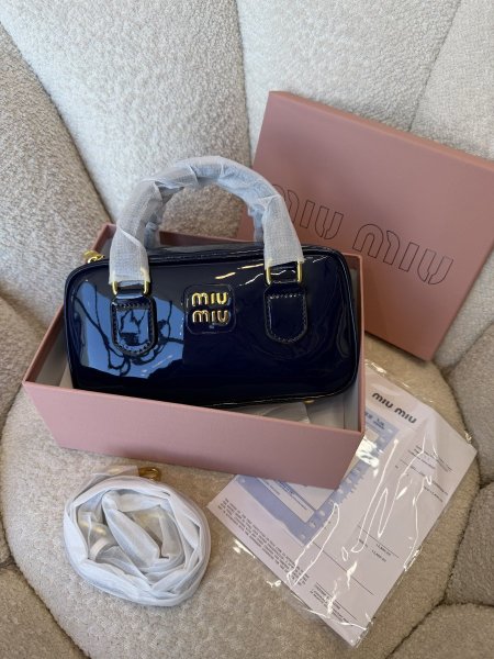حقيبة miu miu حجم 22سم كواليتي جداً عالية شاملة العلبة <br> <span class='text-color-warm'>سيتوفر قريباً</span>