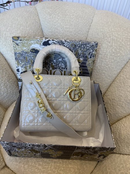 حقيبة ليدي ديور حجم 25سم كواليتي جداً عالية شاملة العلبة