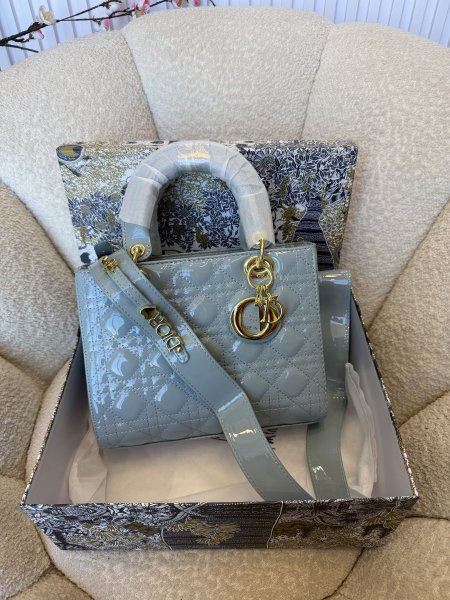 حقيبة ليدي ديور حجم 25سم كواليتي جداً عالية شاملة العلبة