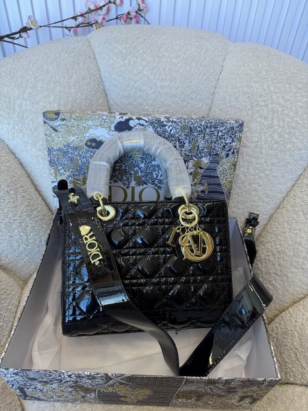 حقيبة ليدي ديور حجم 25سم كواليتي جداً عالية شاملة العلبة