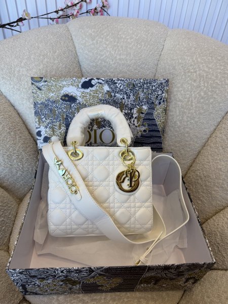 حقيبة ليدي ديور حجم 25سم كواليتي جداً عالية شاملة العلبة جلد مطفي