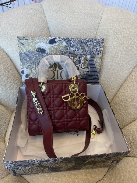 حقيبة ليدي ديور حجم 25سم كواليتي جداً عالية شاملة العلبة جلد مطفي