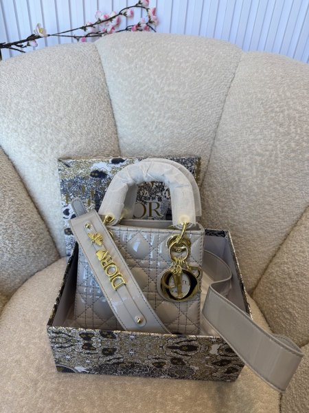 حقيبة ليدي ديور حجم 20سم كواليتي جداً عالية شاملة العلبة