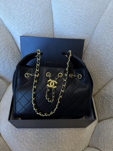 حقيبة الترند شانيل هوبو حجم 25 سم جلد كافيار شاملة العلبة كواليتي جداً عالية