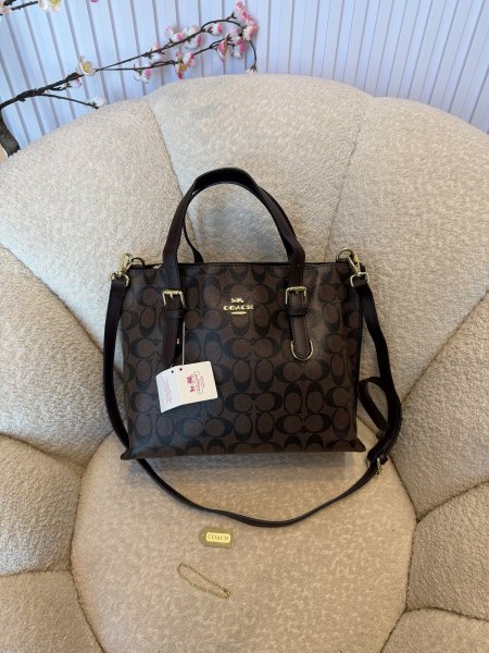 حقيبة مميزة من كوتش حجم وسط كواليتي جداً عالية