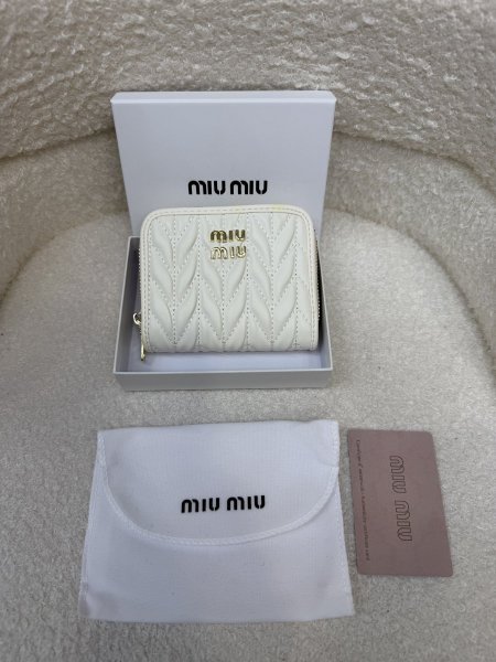 محفظة miu miu حجم وسط كواليتي جداً عالية