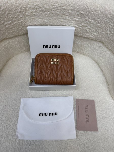 محفظة miu miu حجم وسط كواليتي جداً عالية