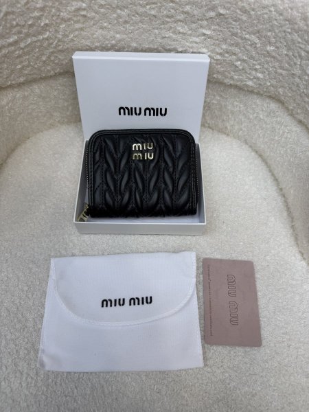 محفظة miu miu حجم وسط كواليتي جداً عالية