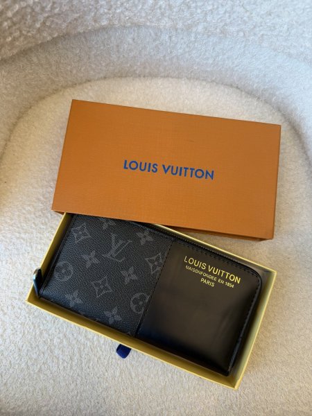 محفظة من لوي فيتون جلد طبيعي كواليتي جداً عالية