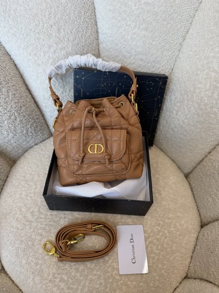 حقيبة مميزة من ديور احدث إصدار حجم 20 سم شاملة العلبة