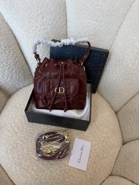 حقيبة مميزة من ديور احدث إصدار حجم 20 سم شاملة العلبة <br> <span class='text-color-warm'>سيتوفر قريباً</span>