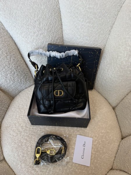 حقيبة مميزة من ديور احدث إصدار حجم 20 سم شاملة العلبة <br> <span class='text-color-warm'>سيتوفر قريباً</span>