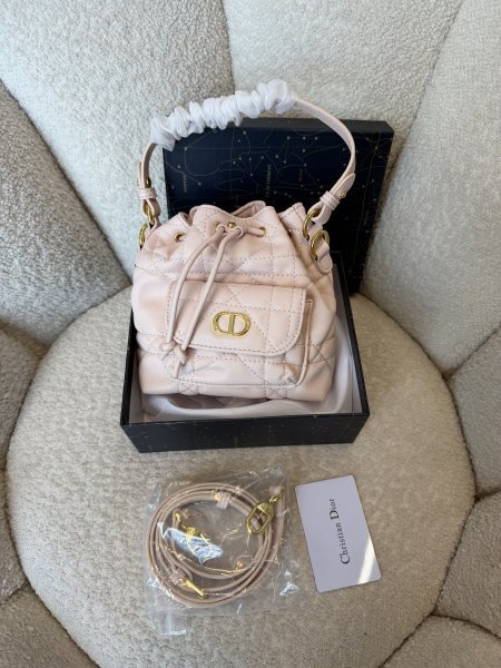 حقيبة مميزة من ديور احدث إصدار حجم 20 سم شاملة العلبة