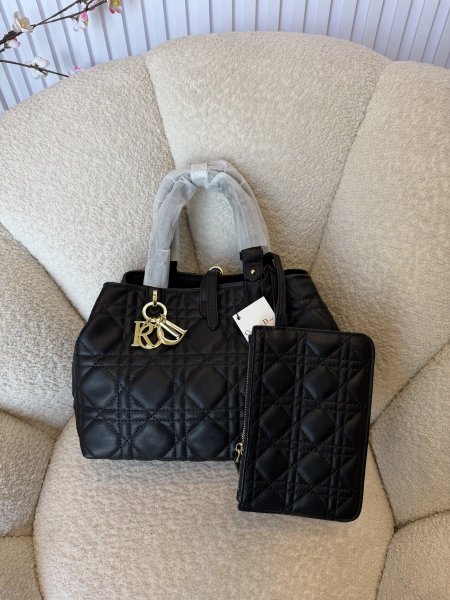 حقيبة مميزة من ديور احدث إصدار حجم 25سم كواليتي جداً عالية