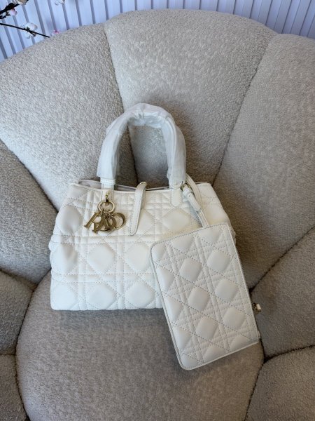حقيبة مميزة من ديور احدث إصدار حجم 25سم كواليتي جداً عالية <br> <span class='text-color-warm'>سيتوفر قريباً</span>