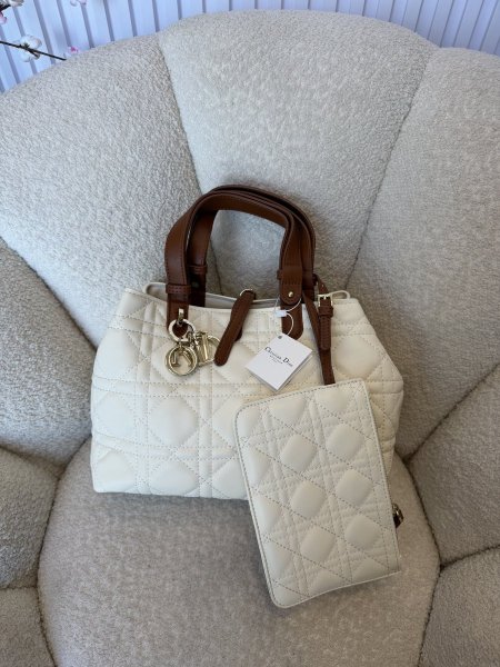 حقيبة مميزة من ديور احدث إصدار حجم 25سم كواليتي جداً عالية <br> <span class='text-color-warm'>سيتوفر قريباً</span>