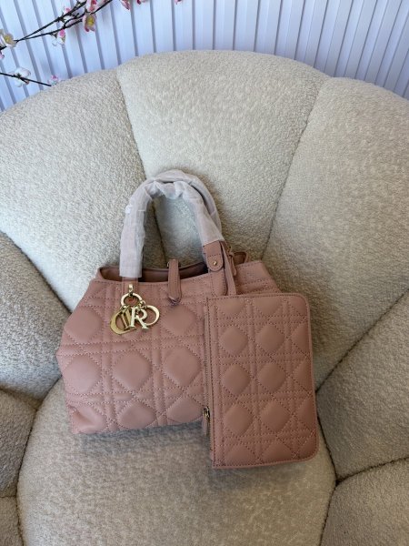 حقيبة مميزة من ديور احدث إصدار حجم 25سم كواليتي جداً عالية