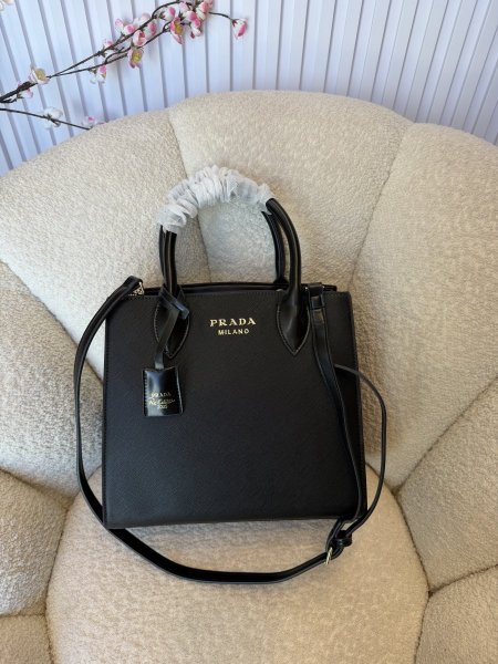 حقيبة مميزة من برادا حجم كبير كواليتي جداً عالية <br> <span class='text-color-warm'>سيتوفر قريباً</span>