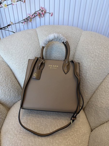 حقيبة مميزة من برادا حجم كبير كواليتي جداً عالية