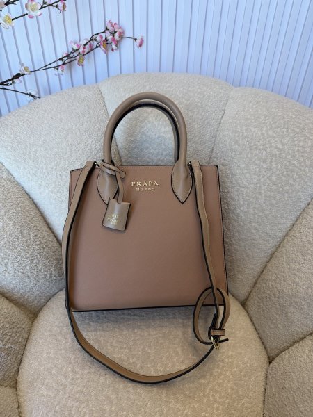 حقيبة مميزة من برادا حجم كبير كواليتي جداً عالية