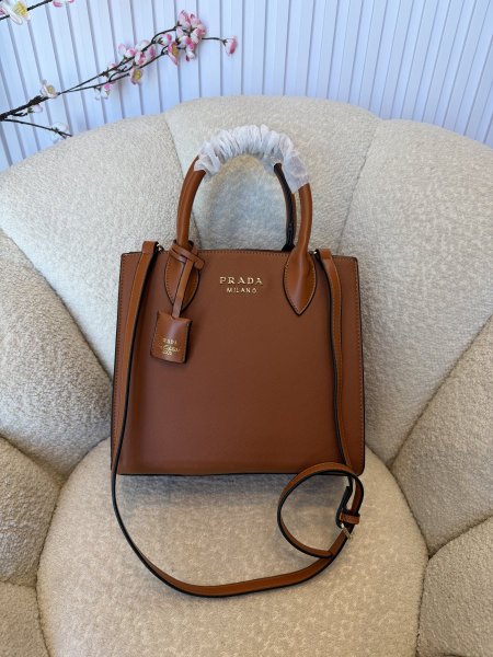 حقيبة مميزة من برادا حجم كبير كواليتي جداً عالية