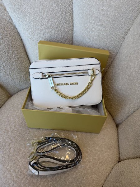 حقيبة من مايكل كورس حجم وسط كواليتي جداً عالية شاملة العلبة