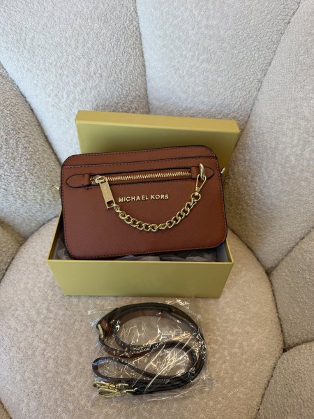 حقيبة من مايكل كورس حجم وسط كواليتي جداً عالية شاملة العلبة