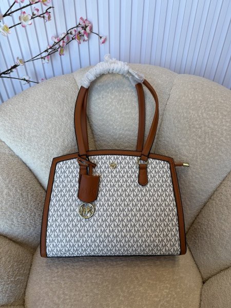 حقيبة مميزة من مايكل كورس حجم كبير كواليتي جداً عالية <br> <span class='text-color-warm'>سيتوفر قريباً</span>