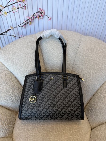 حقيبة مميزة من مايكل كورس حجم كبير كواليتي جداً عالية <br> <span class='text-color-warm'>سيتوفر قريباً</span>