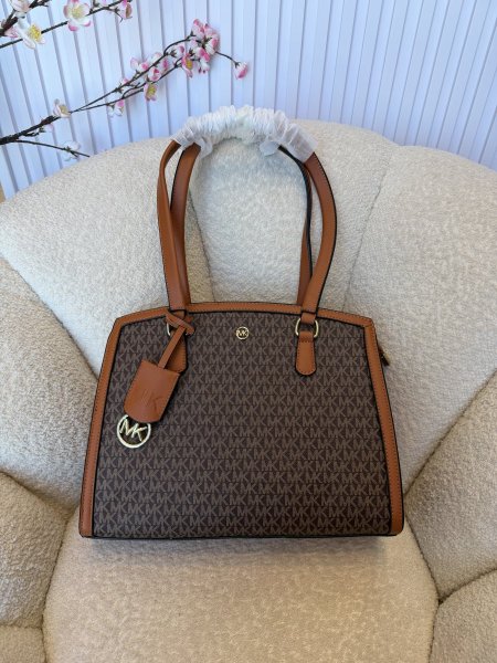 حقيبة مميزة من مايكل كورس حجم كبير كواليتي جداً عالية