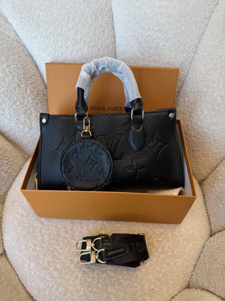 حقيبة من لوي فيتون حجم وسط كواليتي جداً عالية شاملة العلبة