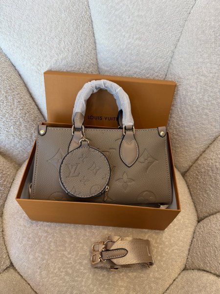 حقيبة من لوي فيتون حجم وسط كواليتي جداً عالية شاملة العلبة <br> <span class='text-color-warm'>سيتوفر قريباً</span>