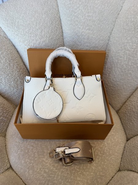 حقيبة من لوي فيتون حجم وسط كواليتي جداً عالية شاملة العلبة