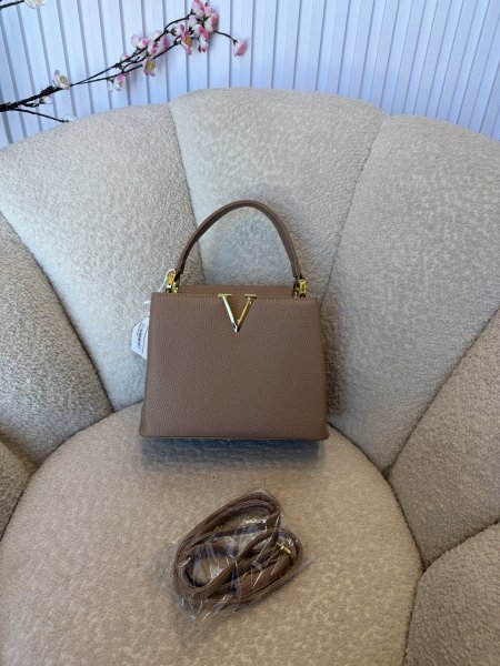 بديل شنطة لوي فيتون كواليتي عالية <br> <span class='text-color-warm'>سيتوفر قريباً</span>