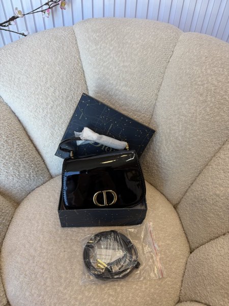 حقيبة مميزة من ديور حجم 20 سم كواليتي جداً عالية شاملة العلبة