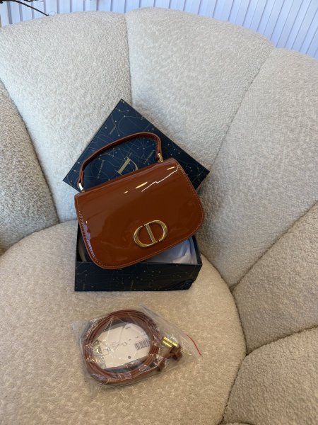 حقيبة مميزة من ديور حجم 20 سم كواليتي جداً عالية شاملة العلبة