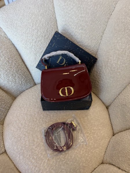 حقيبة مميزة من ديور حجم 20 سم كواليتي جداً عالية شاملة العلبة <br> <span class='text-color-warm'>سيتوفر قريباً</span>