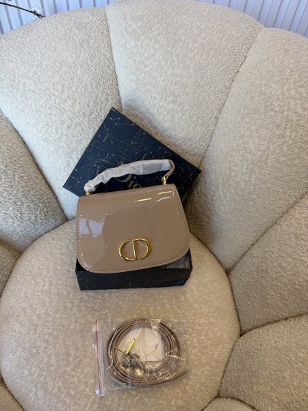 حقيبة مميزة من ديور حجم 20 سم كواليتي جداً عالية شاملة العلبة