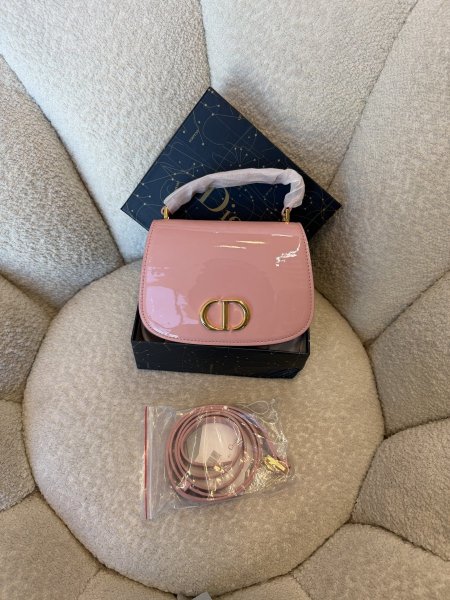 حقيبة مميزة من ديور حجم 20 سم كواليتي جداً عالية شاملة العلبة