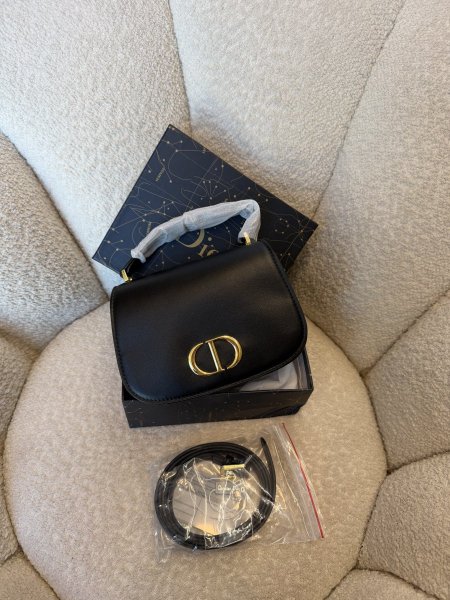 حقيبة مميزة من ديور حجم 20 سم كواليتي جداً عالية شاملة العلبة