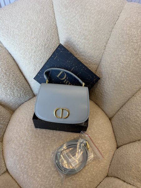 حقيبة مميزة من ديور حجم 20 سم كواليتي جداً عالية شاملة العلبة