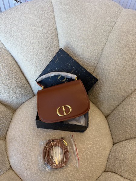 حقيبة مميزة من ديور حجم 20 سم كواليتي جداً عالية شاملة العلبة