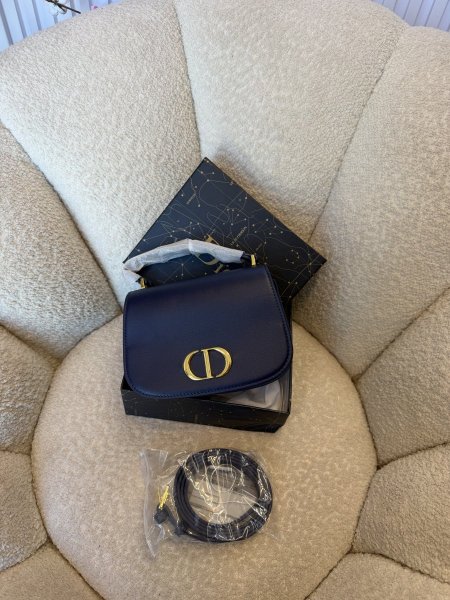 حقيبة مميزة من ديور حجم 20 سم كواليتي جداً عالية شاملة العلبة <br> <span class='text-color-warm'>سيتوفر قريباً</span>